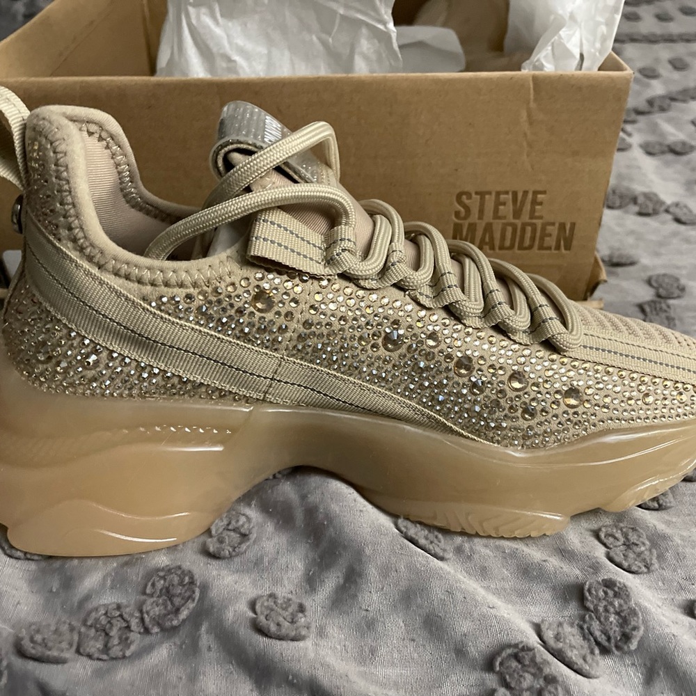 Steve Madden women sneaker size 5.5 brand new